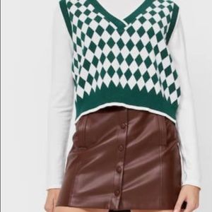 Trend alert!!!! Green and white vest